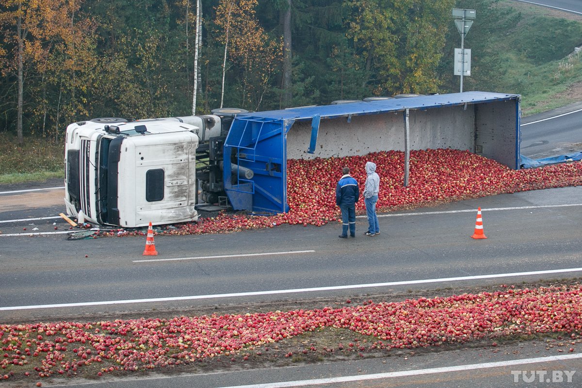 Грузовик перевернулся