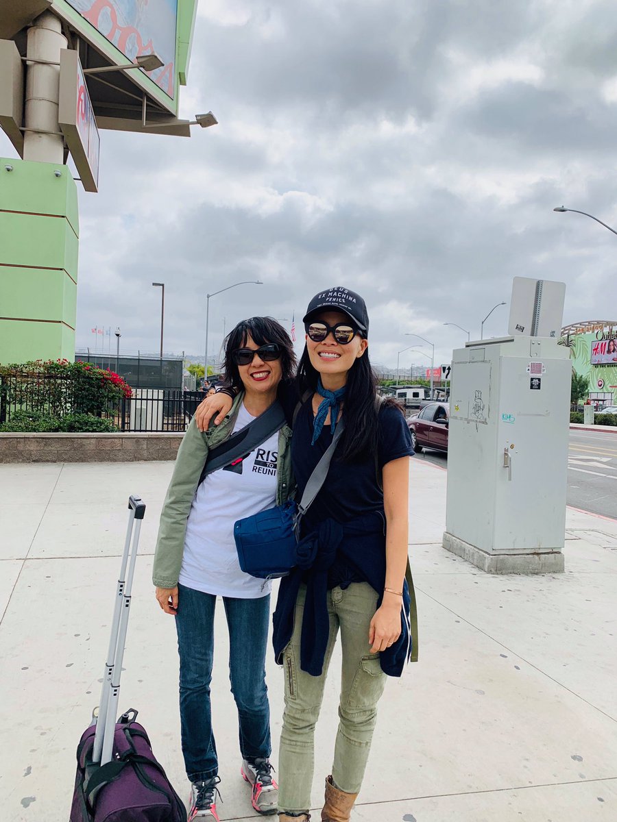 Women are strong as hell! Like  #WarriorWednesday mujeres <a href="/AliciaHannah/">Alicia Hannah-Kim 김해나</a> at the border w/ <a href="/TzuChiUSA/">Tzu Chi USA</a> delivering supplies to #Immigrant families in #Tijuana Props to all #women who show up and make a difference every day! #payitforward #SheisEqual #riseuptogether #risetoreunite