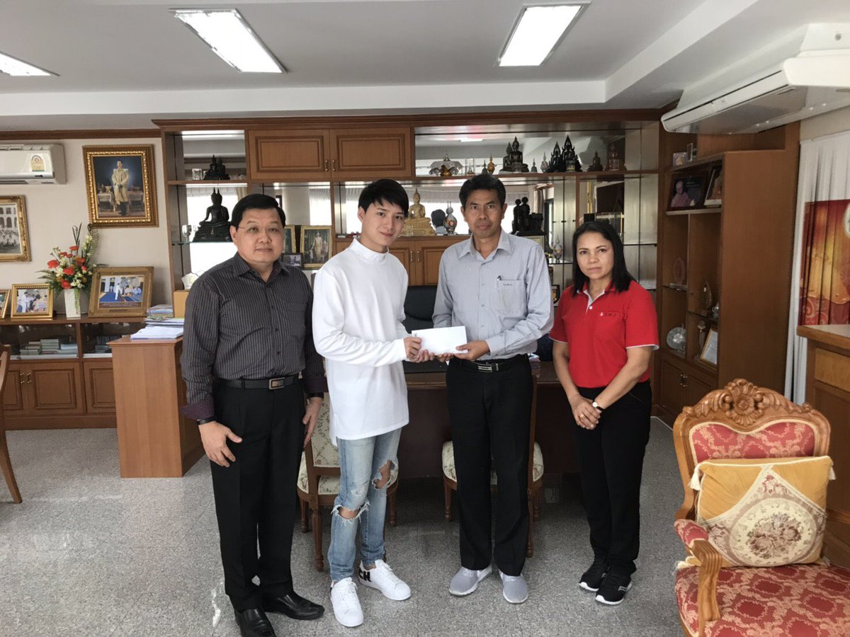 chaiyutjack's tweet photo. มามอบทุนการศึกษากับท่านผู้อำนวยการโรงเรียนสตรีวิทยา2 ในวันเกิดน้องคริส https://t.co/6gFRqQQdX8