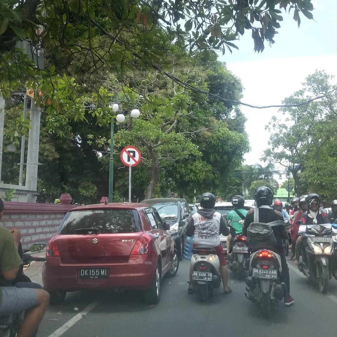 LMbali's tweet photo. #BALI RT @punapibali: lalu lintas di jalan menuju RS Sanglah, terpantau padat merayap. https://t.co/Cm1SS4r3IO (via @maman_tea)