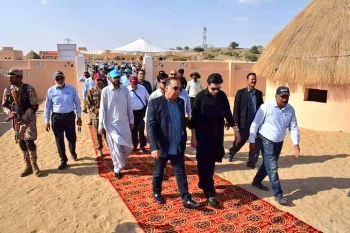 anzar_siddiq's tweet photo. یوتھیوں تھر میں بھی تبدیلی آگئی گورنر سندھ اور فیصل ووڈکا تھر کے غریبوں کی مفلسی کا مذاق اڑانے کے لئے ریڈ کارپٹ پر جلوہ افروز ہوئے 👏👏👏
#PTI https://t.co/UlvQeFGqNN