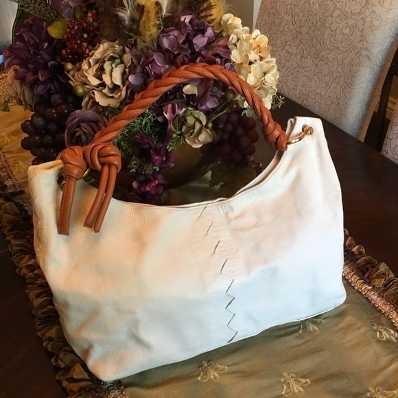 CindySticht's tweet photo. So good I had to share! Check out all the items I'm loving on @Poshmarkapp #poshmark #fashion #style #shopmycloset #markcross #falor: https://t.co/Os41hWwqsu https://t.co/2ar0ho2fYK