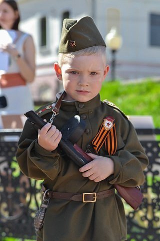 Мальчик к дню победы. Мальчик в военной форме. Малыш в военной форме. Дети в форме. Дети в военной форме на 9 мая.