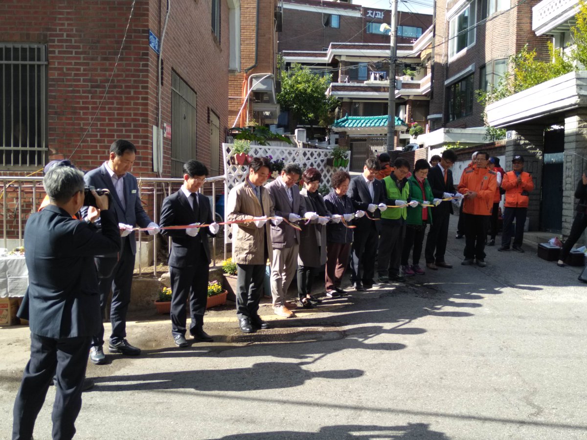 hsjahn1's tweet photo. #성남시#중원구#상대원2동(서남용 동장)에서는 관내 시민대청소와 함께 안마을 경로당 앞에서 '우리동네 클린 가드닝 파티'를 열었습니다. 불법쓰레기 투기근절을 위한 행사에 관내 청소업체가 주최, 모두가 깨끗한 골목길 조성에 한마음 한 뜻으로 참여하여 뜻깊은 시간을 가졌습니다. https://t.co/IIttamvjOT