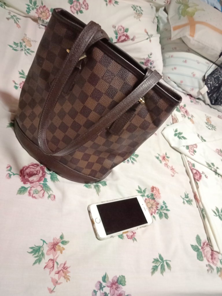 gonegirlelen's tweet photo. With a baby #LouisVuitton under her underarm 
.
She Ain't messin' with No broke niggas 🙅
.
#KanyeWest 🎵 https://t.co/ZltDVjlfVc