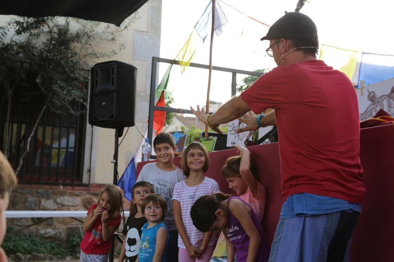 comsoc_cat's tweet photo. Reivindiquem la pau a #LaGarriga amb l'espectacle Cooperem o competim?, de la mà d'en Carles Cuberes i d'una bona colla de famílies. Ara ho podeu veure a la crònica i al reportatge fotogràfic https://t.co/wSTaQeSVtL #DiaInternacionalDeLaPau https://t.co/ObGp3J2af6