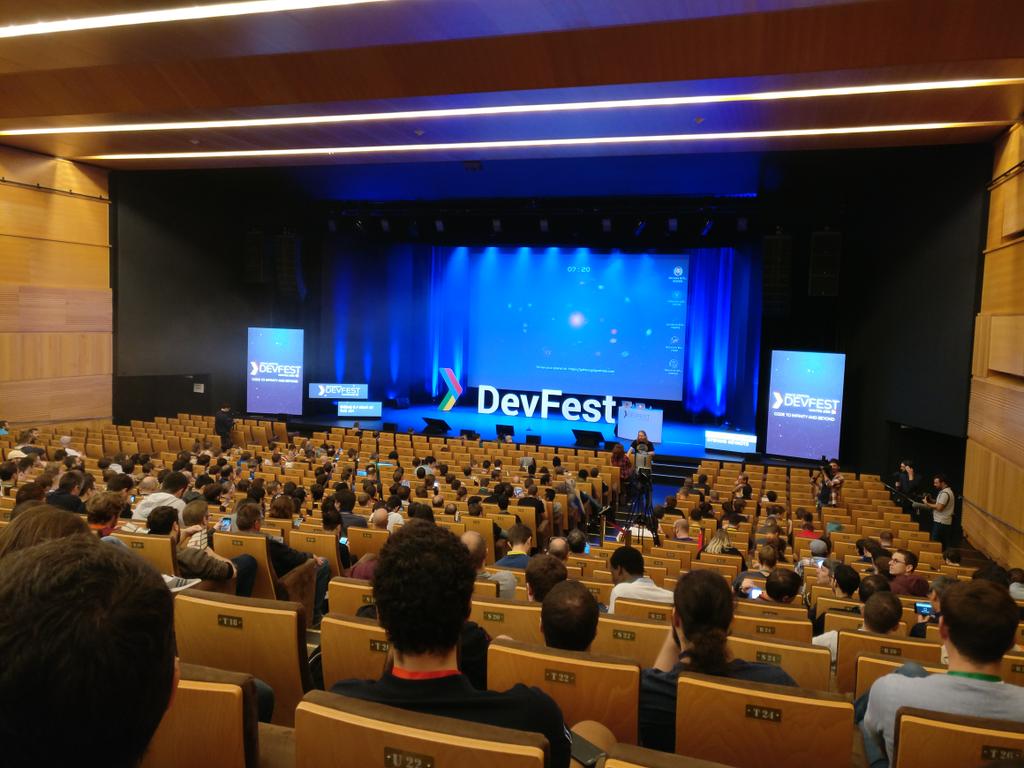 C'est parti pour 2 jours de conférence au <a href="/devfestnantes/">Devfest Nantes</a>. En route pour l'infini @codetoinfinityandbeyond