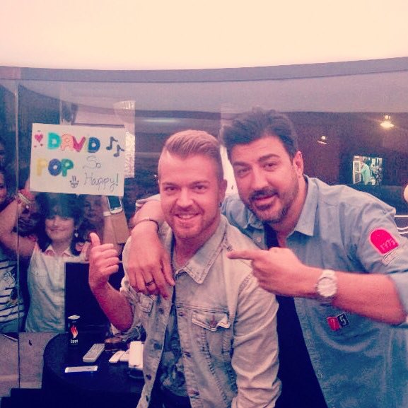 DavidPopFANS's tweet photo. Hace 5 años de esta presentación de #SoHappy en el #40cafe con el gran @TonyAguilarOfi , nuestro @DavidPopMusic y parte del #EjercitoPop inolvidable !!! ❤️🎊 https://t.co/qekWtuhf4R