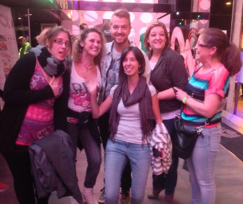 DavidPopFANS's tweet photo. Hace 5 años de esta presentación de #SoHappy en el #40cafe con el gran @TonyAguilarOfi , nuestro @DavidPopMusic y parte del #EjercitoPop inolvidable !!! ❤️🎊 https://t.co/qekWtuhf4R