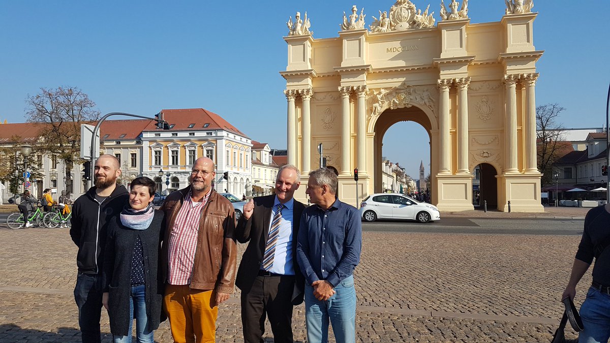 VBarsig's tweet photo. Neuer gelber Glanz für das #Brandenburger Tor in #potsdam - u.a. Baubeigeirdneter Bernd #Rubelt hat es gestern offiziell eingeweiht. Was das für die anderen Stadttore bedeutet heute in @PNN_de !
@LH_Potsdam https://t.co/MdwjBBZ3MF