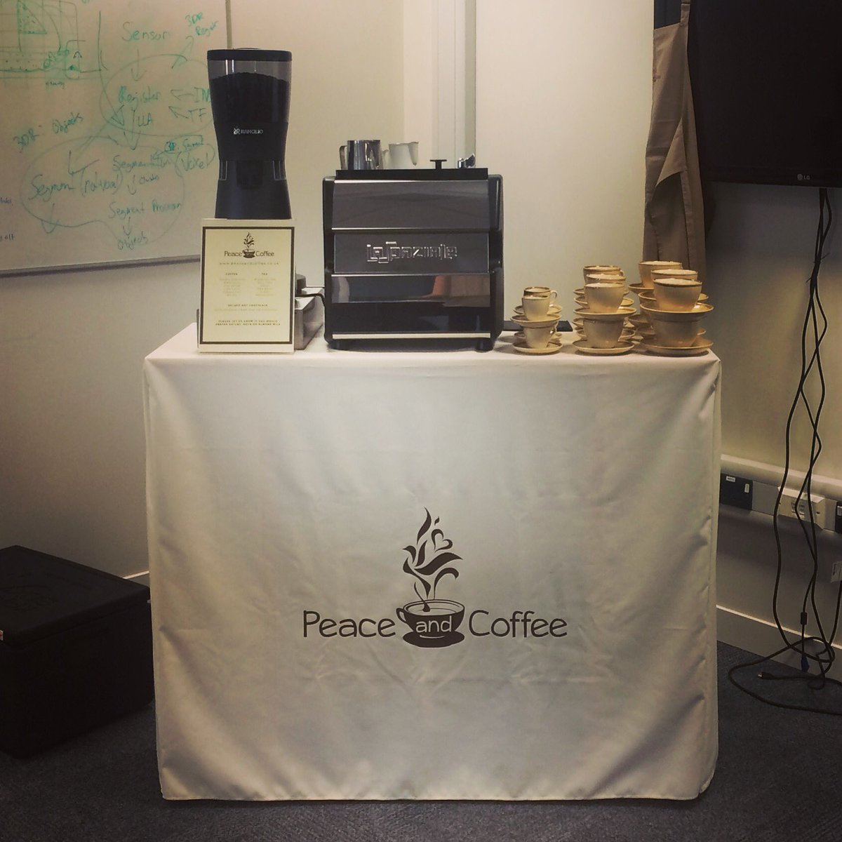 Peace_andCoffee's tweet image. Last #Thursday we launched our new VIP pop-up #coffeebar for none other than @StuartAndrew MP.

“Great things are done by a series of small things brought together.”

#ThrowbackThursday 
@OwensCoffee
@FSBPlymouth 
@Chamber_Devon
@UKCoffeeHour