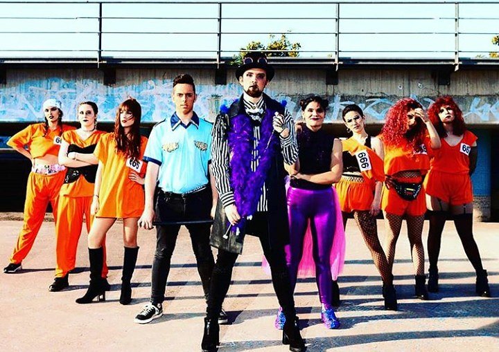 ¡Buenos días! Hoy os dejo esta foto de cuando Edu estuvo en el músical Fiesta en el Infierno. 🎶🎶 ¡Feliz jueves a todos!