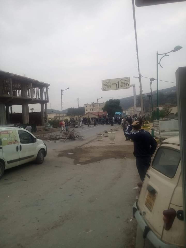 #RN26  ( entre Sidi Aich et Awzellaguen ) fermée à la circulation routière depuis tôt ce matin à Takerietz pour la deuxième journée de suite.