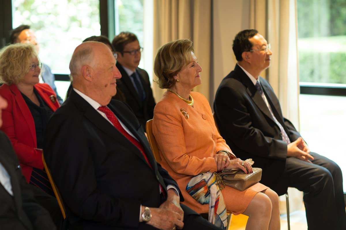 NorwayinChina's tweet photo. Munch coming to China: The 🇳🇴 Foreign Minister #EriksenSoreide and 🇨🇳 Cultural Minister Luo Shugang witnessed signing of the ✉️ of intent between @themunchmuseum, the National Museum of China and @ShanghaiMuseum announcing  Munch exhibitions in Beijing and Shanghai next year! https://t.co/ahGNpB8yQE