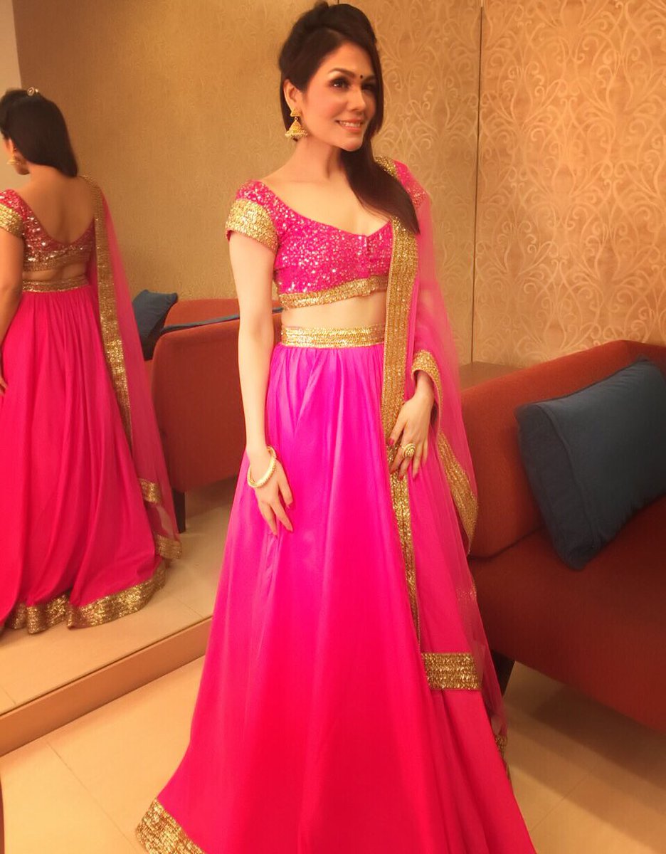 SonuKakkar's tweet photo. Happy Dussehra 🌸

#Dussehra2018 https://t.co/gcR9QE9QT9