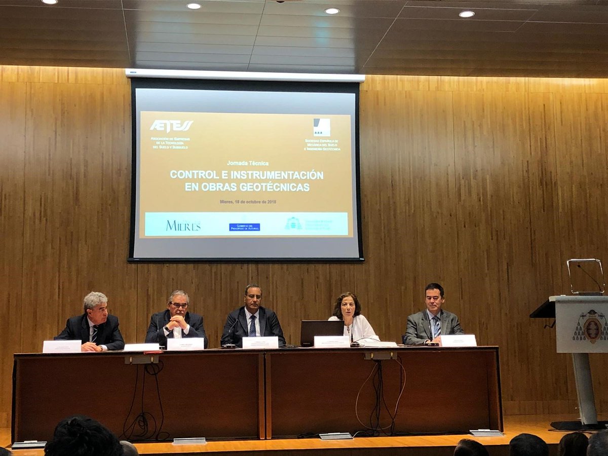 funiovi's tweet image. HOY, en @EPMieres , 👉Jornadas Técnicas #SEMSIG-@AETESS_ 👈, para hablar de patologías de #obrasgeotécnicas complejas. goo.gl/Xugrdt 
@uniovi_info
