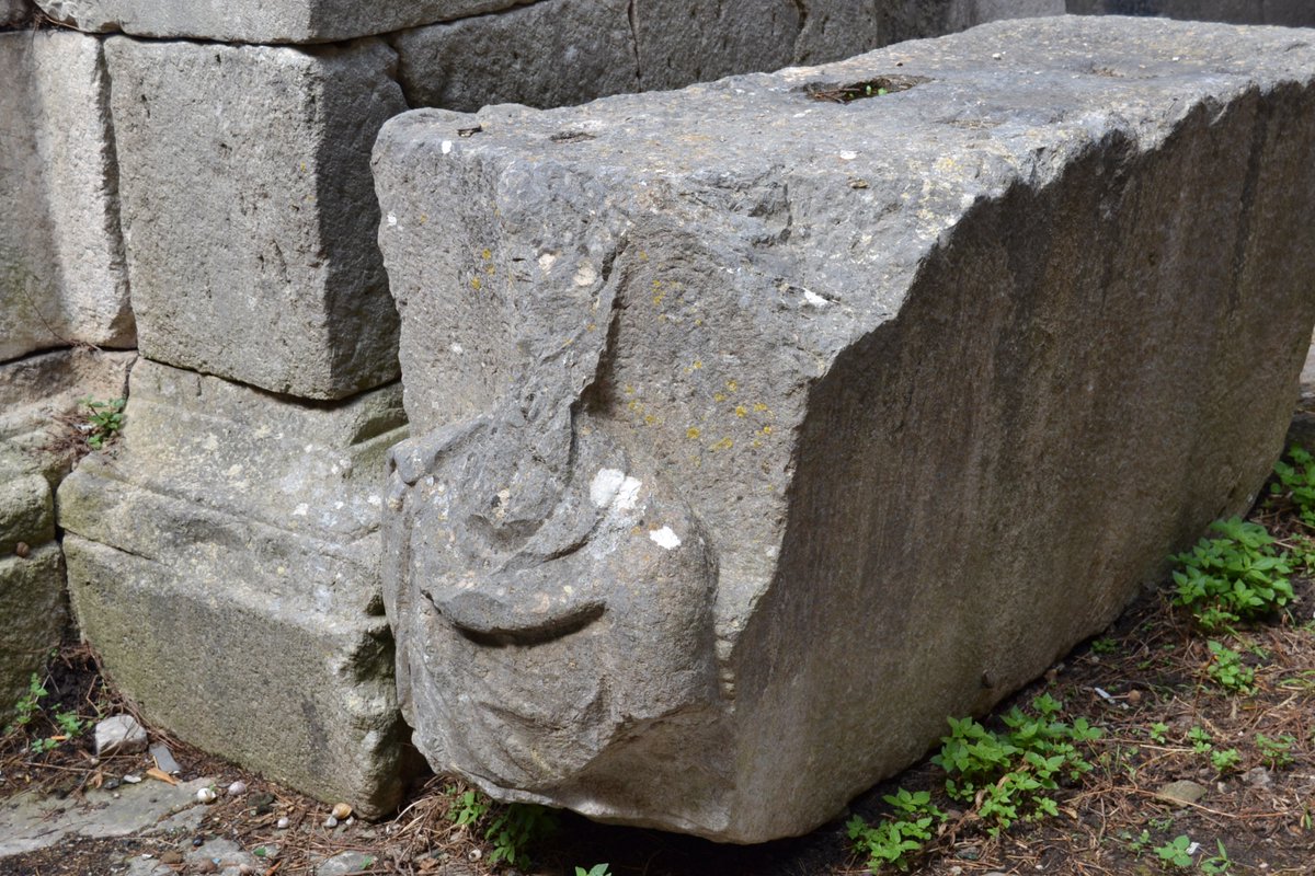 Una delle chiavi di volta che decoravano l'ordine inferiore delle arcate della cavea del <a href="/BnTeatro/">TeatroRomanoBN</a>, raffigurante un busto maschile togato #teatroromano #benevento @polonapoli