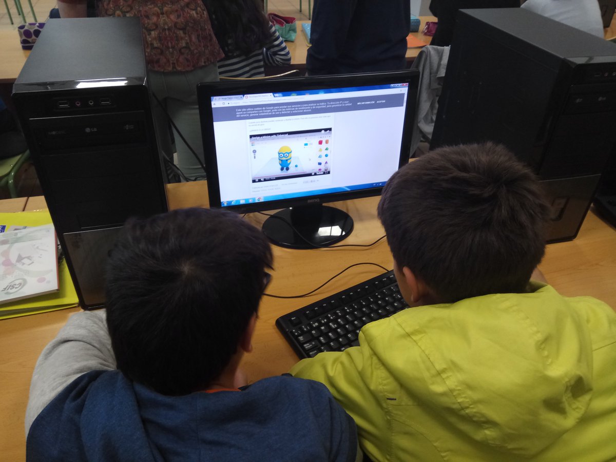 Rafa_Gil_G's tweet photo. Dos días con #SomosCodeEU con alumnos de 1º ESO de @IESMUribarri. ¡¡Ya casi tenemos acabado el minion diseñado con TinkerCad!!. @cfiesalamanca @educacyl @crfptic https://t.co/KtLR020ZAJ