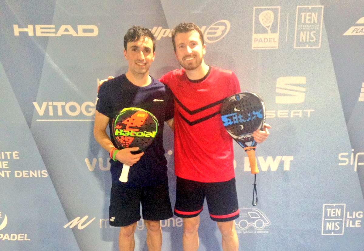 padelworldpress's tweet photo. ¡Sorpresa en 1/16 del #WPTParisChallenger! @denisperino y @lucascunha91 eliminan a @Marcello_Jardim y @_PeterSan_, pareja número nueve https://t.co/tqIhsUTEjp https://t.co/B96pSqmhxX