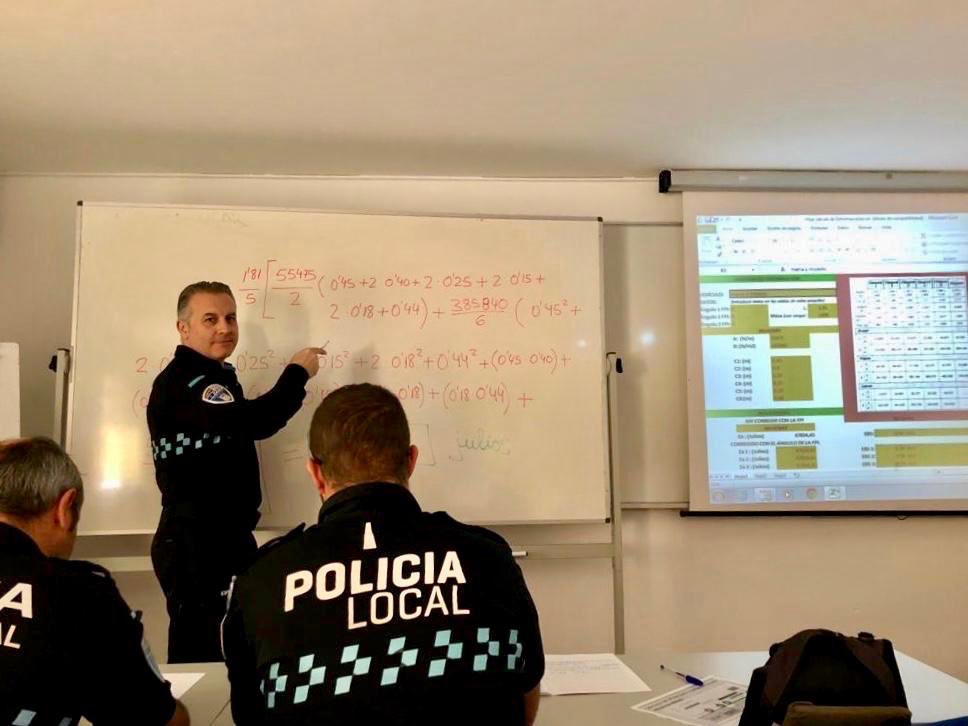 PoliciaAlbacete's tweet photo. La formación es un pilar fundamental de nuestro trabajo para darte el mejor servicio diario 🌳💥🚗📷👮🏽‍♀️
Esta semana varios agentes nos formamos en la Escuela de Protección Ciudadana de Toledo, en el “Curso de Seguridad Vial nivel III, reconstrucción de accidentes de tráfico” https://t.co/tCRmpfe1tm