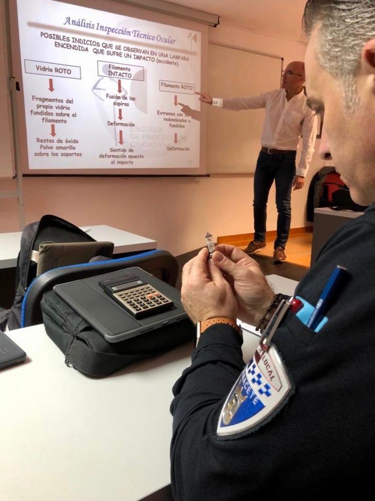 PoliciaAlbacete's tweet photo. La formación es un pilar fundamental de nuestro trabajo para darte el mejor servicio diario 🌳💥🚗📷👮🏽‍♀️
Esta semana varios agentes nos formamos en la Escuela de Protección Ciudadana de Toledo, en el “Curso de Seguridad Vial nivel III, reconstrucción de accidentes de tráfico” https://t.co/tCRmpfe1tm