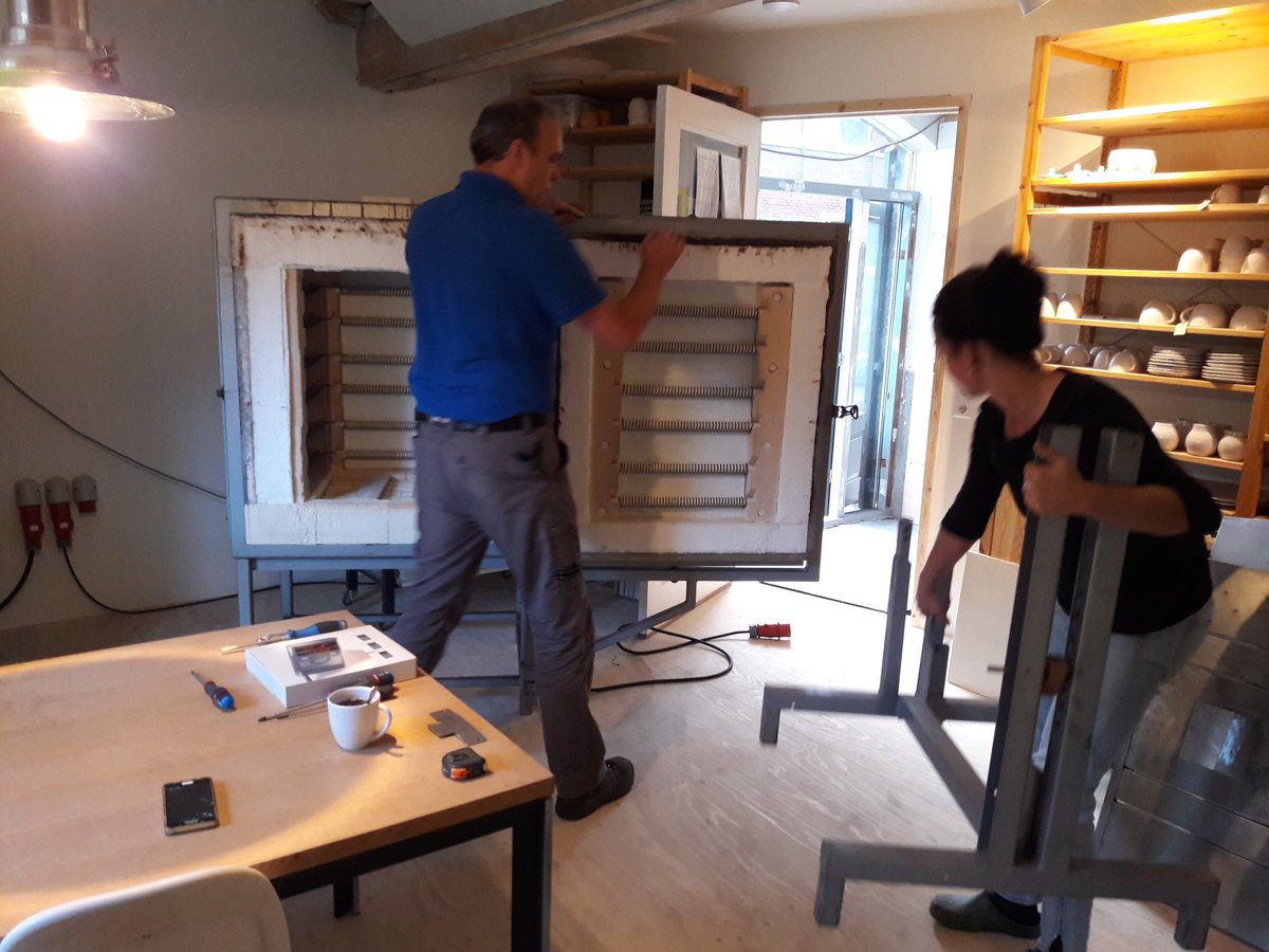 Yeah, mijn nieuwe oven wordt geplaatst door ovenbouwer Westeneng. Mooie tussenmaat waardoor middelgrote bestellingen sneller gemaakt kunnen worden. Zuiniger ook. Erg blij mee!