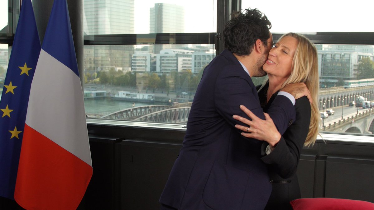 vetorner's tweet photo. Merci @mounir pour cette nomination et d'avoir accepté de me remettre personnellement ces insignes. Merci pour ton discours touchant et inspirant. C'est un honneur. Je suis très fière et pleinement consciente des valeurs républicaines qu'incarnent ces insignes #OrdreduMérite https://t.co/MHcnPeWmXn