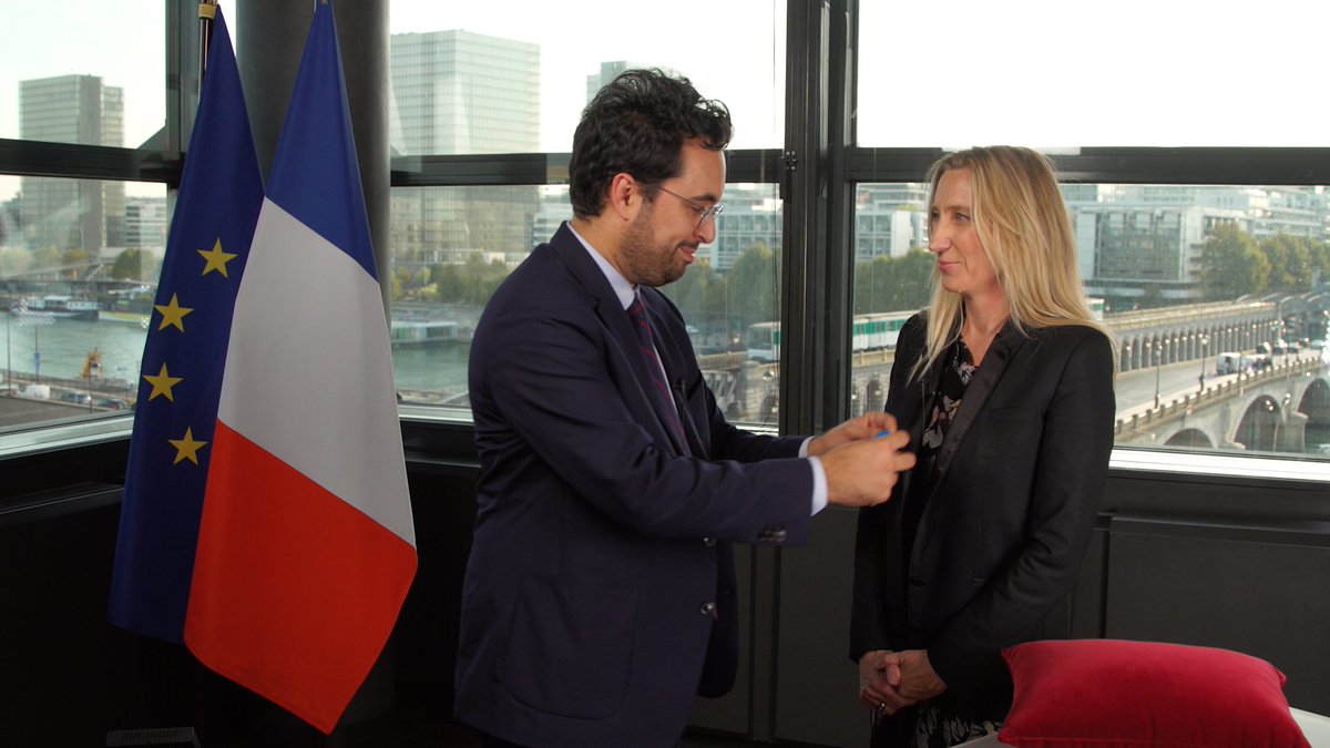 vetorner's tweet photo. Merci @mounir pour cette nomination et d'avoir accepté de me remettre personnellement ces insignes. Merci pour ton discours touchant et inspirant. C'est un honneur. Je suis très fière et pleinement consciente des valeurs républicaines qu'incarnent ces insignes #OrdreduMérite https://t.co/MHcnPeWmXn