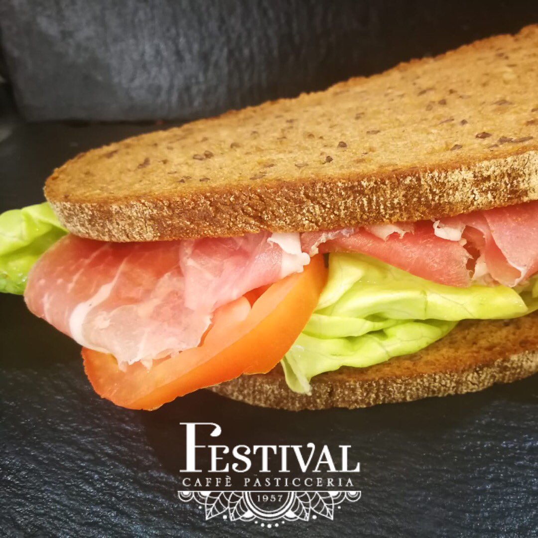 FestivalCafeIT's tweet photo. Per chi è sveglio già da tante ore.... “Pane ai 4 cereali, crudo di Parma 16 mesi, pomodoro cuore di bue e lattuga Iceberg”
Buon appetito Sanremo! 😍🔥🙌🏻
#sanremo #festivalcafe #pausa #fesival #pausapranzo #italie #coteazur #bar #caffe #cafe #caffeteria #sandwich #spuntino https://t.co/BpAJS1ZCK5