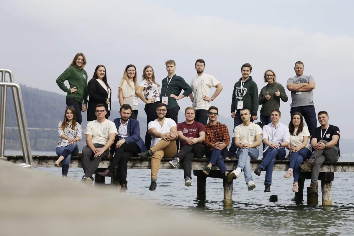 Adrian_Lukowski's tweet photo. Our students at #Interfob 2018 :-) They visited Vienna yesterday, today they are enjoying of Austrian nature.
Together with the team from @Wydzial_Lesny in Kraków and @SGGW_Warszawa they send warm greetings from Velden am Wörthersee 😀 https://t.co/OZvpTYyKRm