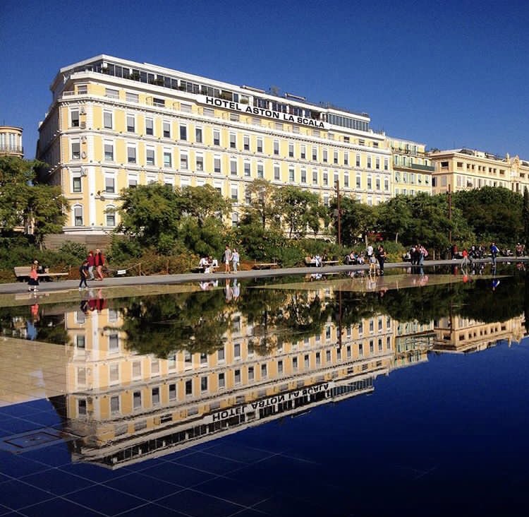 lamirault's tweet photo. Un #jeudiphoto niçois avec la façade de @HotelAstonNice depuis la coulée verte 🌴☀️📸 
Un cliché en forme de clin d’œil à notre photographe préféré #captainflaque ;-) @OlivMcar https://t.co/P9opIpHBGk