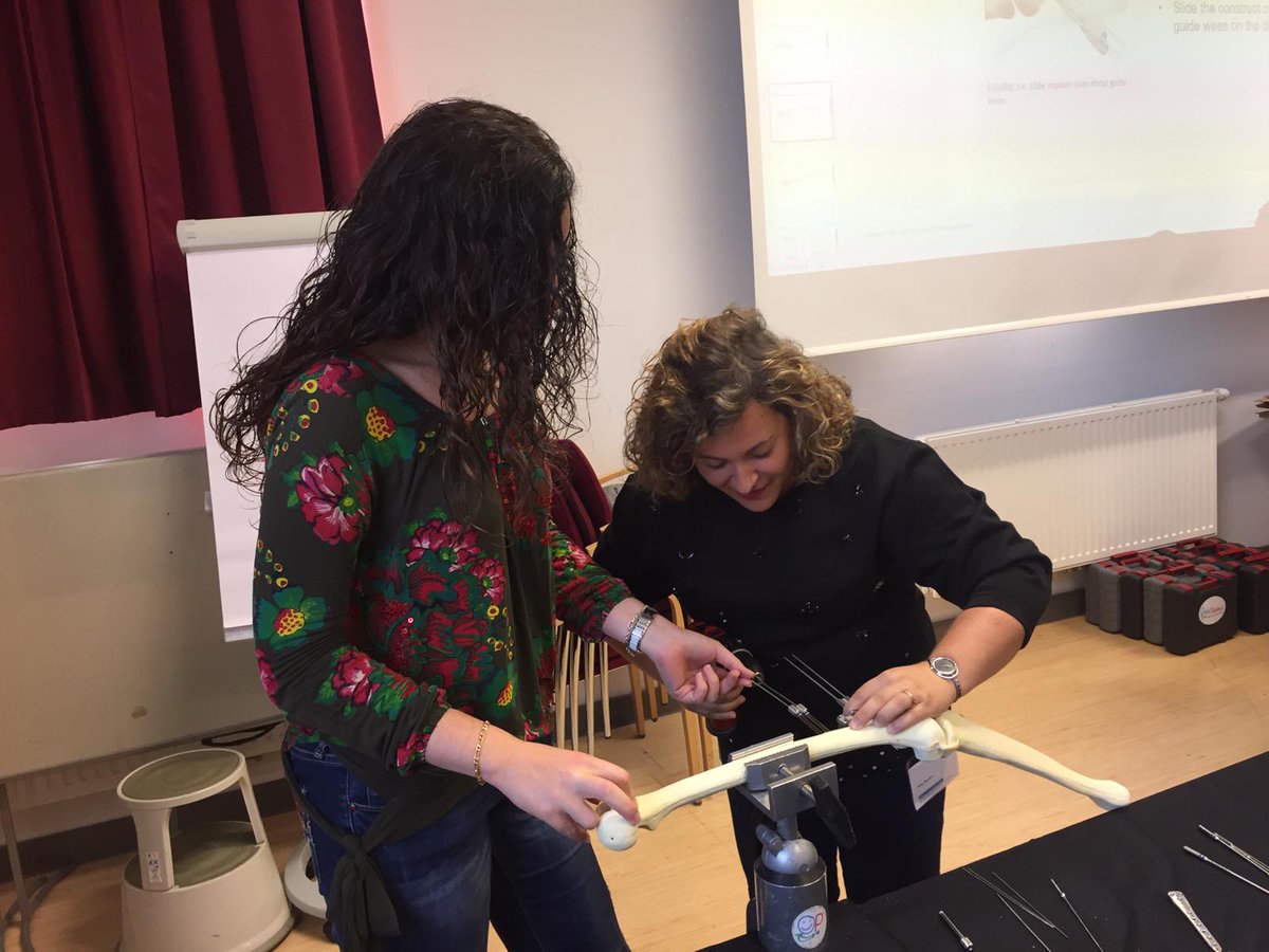 Dra Pilar Rovira y Dra Ana Méndez en los talleres de #Orthopediatrics #osteotomias #siempreaprendiendo #siempremejorando #creciendojuntos