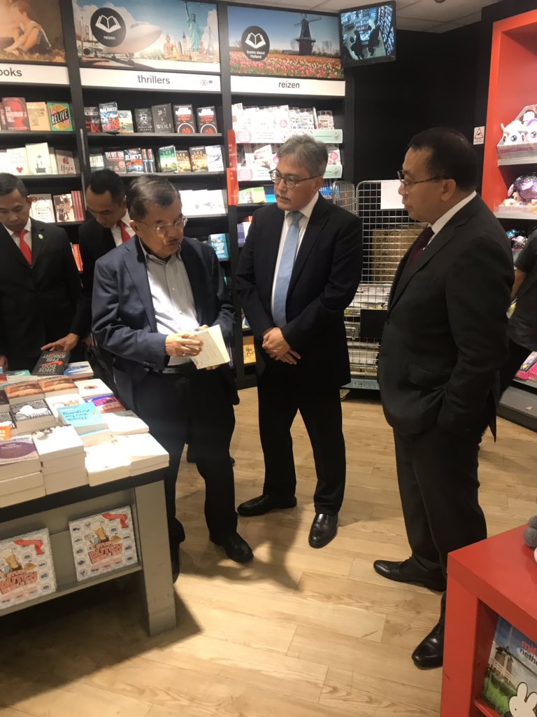 PakJK bersama Yuri Oktavian Thamrin Dubes RI untuk Belgia, sedang mendiskusikan sebuah buku di salah satu grei buku bandara Schipoll Belanda. Pak JK transit menuju Belgia untuk mengikuti KTT ASEM 18-19/ 10 @wapres_ri @Pak_JK