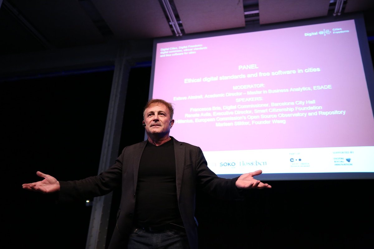 BCN_digital's tweet photo. A @FabraiCoats 🏭 obrim el debat sobre l'impacte de les noves tecnologies a les ciutats i la necessitat que utilitzin estàndards oberts, programari lliure i preservin els drets digitals de la ciutadania. #DCDF18 #CiutatOberta https://t.co/tEGLuksnwd