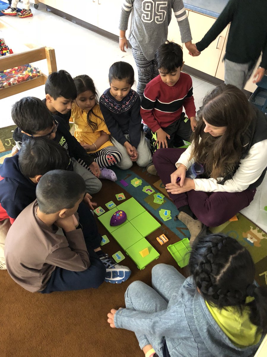 kinderBanksA's tweet image. K3 learning some coding techniques with @Roosloan and #robotmouse ! #math #JGproud @JamesGrievePS @JEQuigs