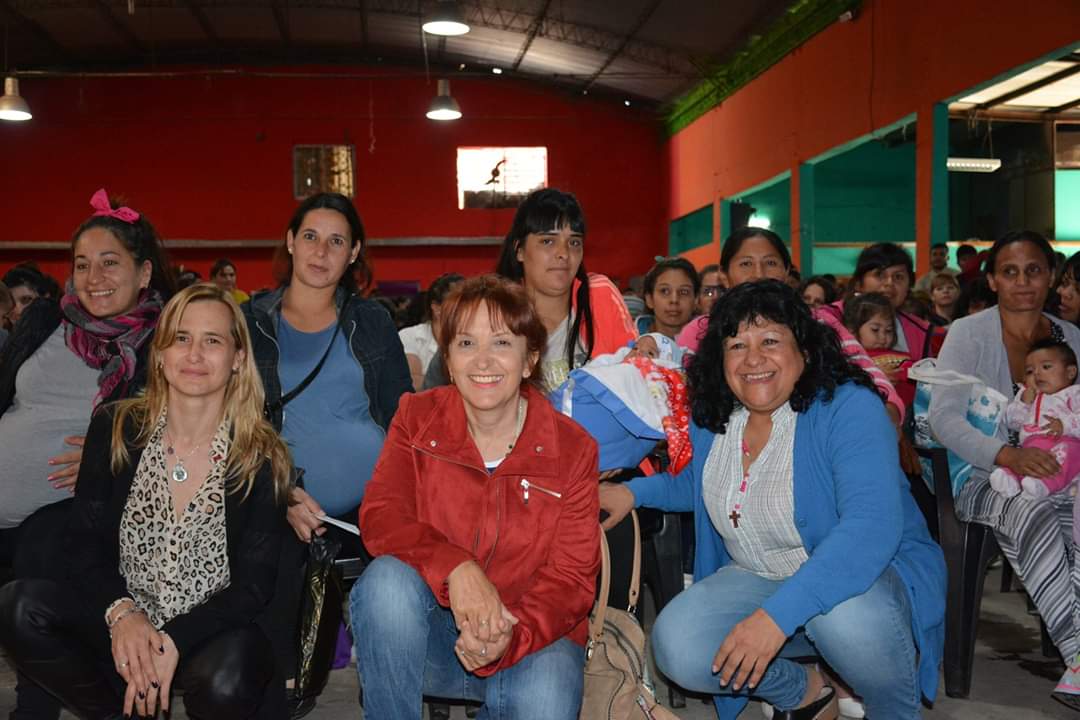 AdrianaAlonsoFV's tweet image. Esta mañana entregamos más de 600 tarjetas del #ProgramaMásVida a nuevas beneficiarias que se incorporan para percibir esta ayuda que en estas épocas es sumamente importante.