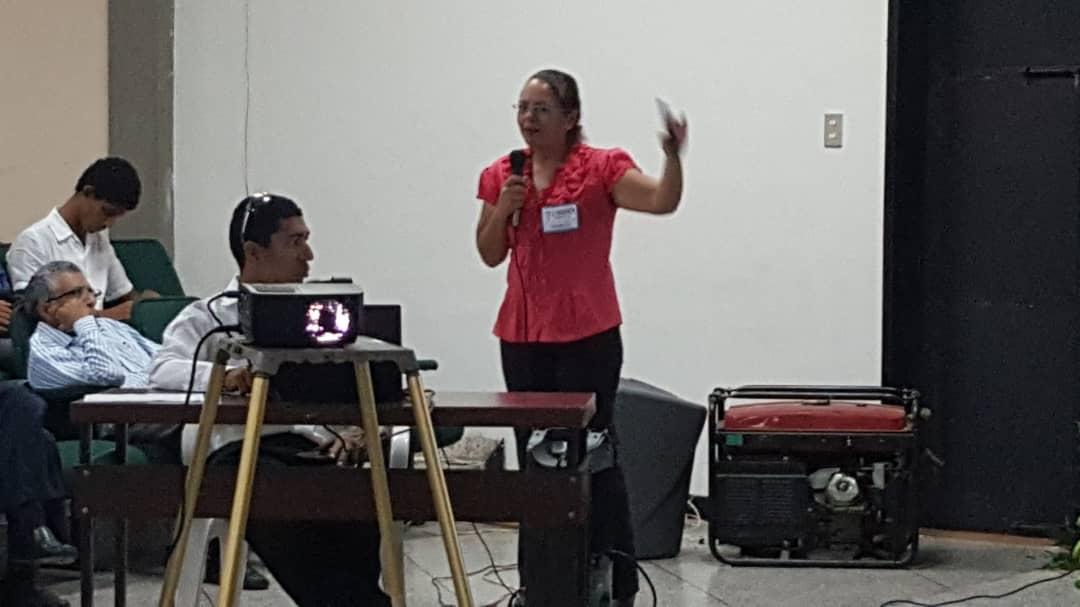 CKronosII's tweet photo. Tema 8. Día 2. #1erCongresoMusacen . MSc Claudia Jiménez - INIA @iniavenezuela . Marchitez en banano en la región central de vzla, asociado al complejo hongo-bacteria. #Musaven #Venezuela #INIA #Musaceas #Banano #Hongos #Bacterias #Marchitez https://t.co/3XP9Z1nuV2