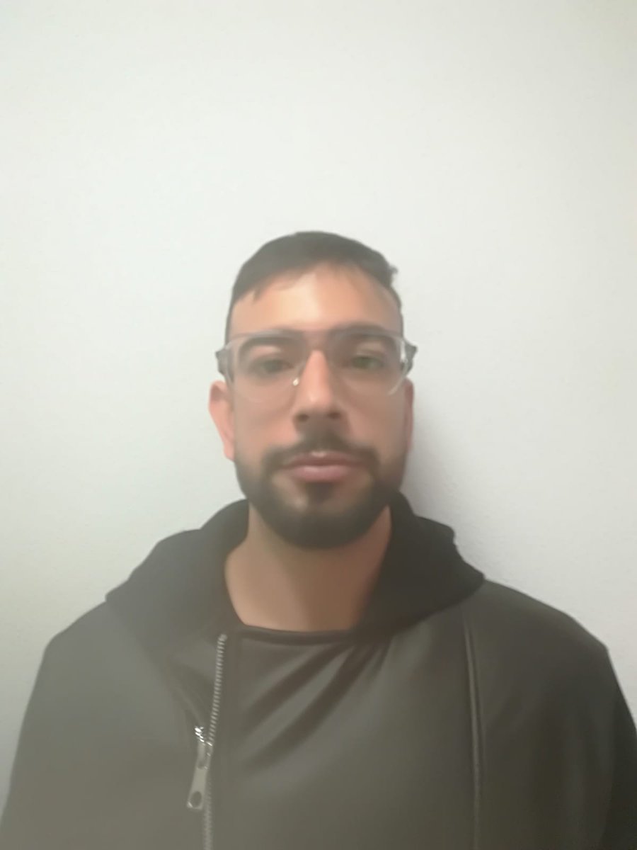 ENRIQUE AMADOR.Tras abonar a @DesbocadosFS los 3 € de su claúsula,llega a las Leyendas con menos ilusión que Falete en un restaurante vegano.
Anteriormente fue telonero de Los Chunguitos.