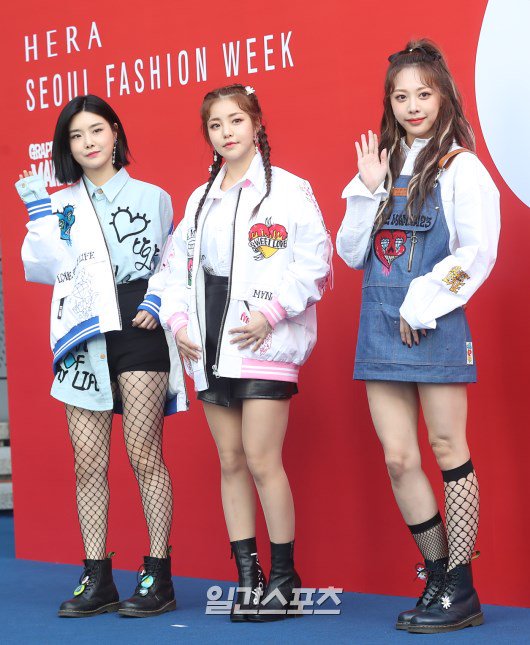 BraveGirlsBrs's tweet photo. |181018| · Yuna, Yujeong e Eunji no Seoul Fashion Week https://t.co/V8vOalHydB