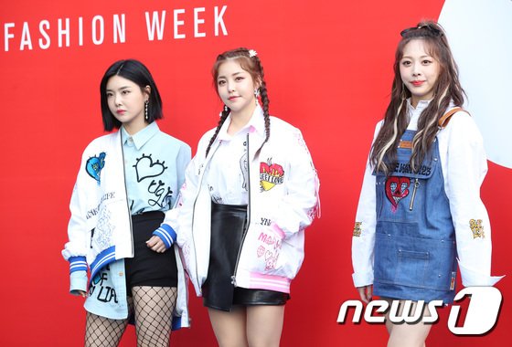 BraveGirlsBrs's tweet photo. |181018| · Yuna, Yujeong e Eunji no Seoul Fashion Week https://t.co/V8vOalHydB