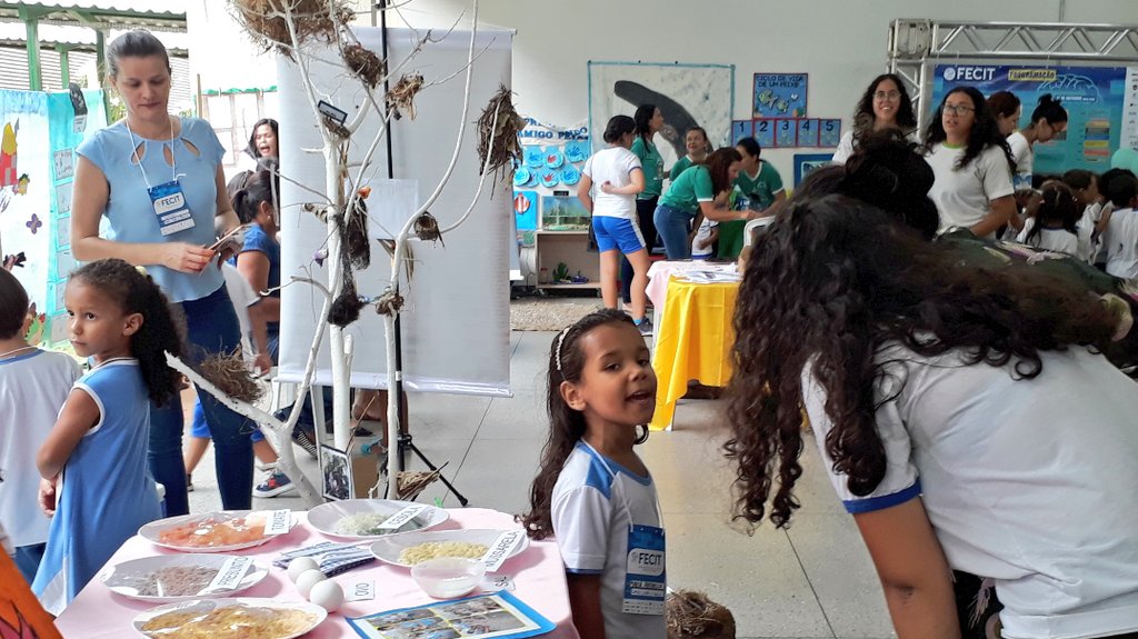 cidadepalmas's tweet photo. E a tecnologia é ensinada desde muito cedo! Aqui na #Fecit2018 também tem o espaço para os pequeninos, como esses dos Cmei de Palmas, que apresentam os projetos "Voa, voa passarinho" e "As tintas que vêm da natureza". https://t.co/Tbu2E1a9DB