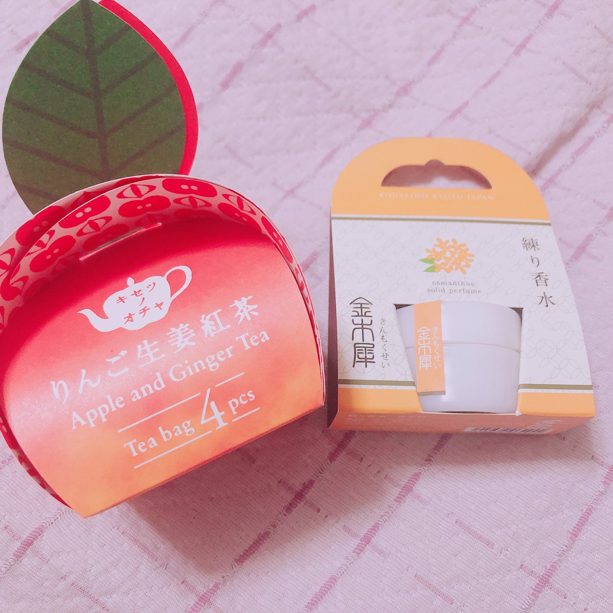 菜乃さんは3 31休止前ワンマンライブありがとう この間緑川さんにあった時に帰り際になにかいただいてたのをさっき開けたのだけど 遅い 紅茶と金木犀の練り香水ですって うおおおありがとおおお金木犀ダアアア