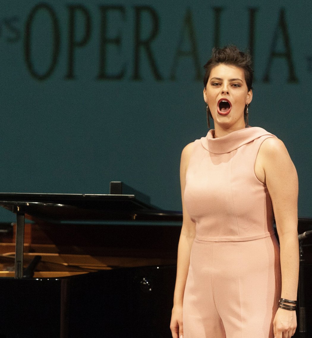 operaliacomp's tweet photo. Congratulations to 2018 #OperaliaWinner @emilymezzo, for her @StaatsoperBLN debut as Cherubino in Le Nozze di Figaro!
IN BOCCA AL LUPO!
#Berlin #Debut #EmilyDAngelo
- https://t.co/LYJUgqHZoZ
Photo: @antena2rtp https://t.co/7jGVsyiZCS