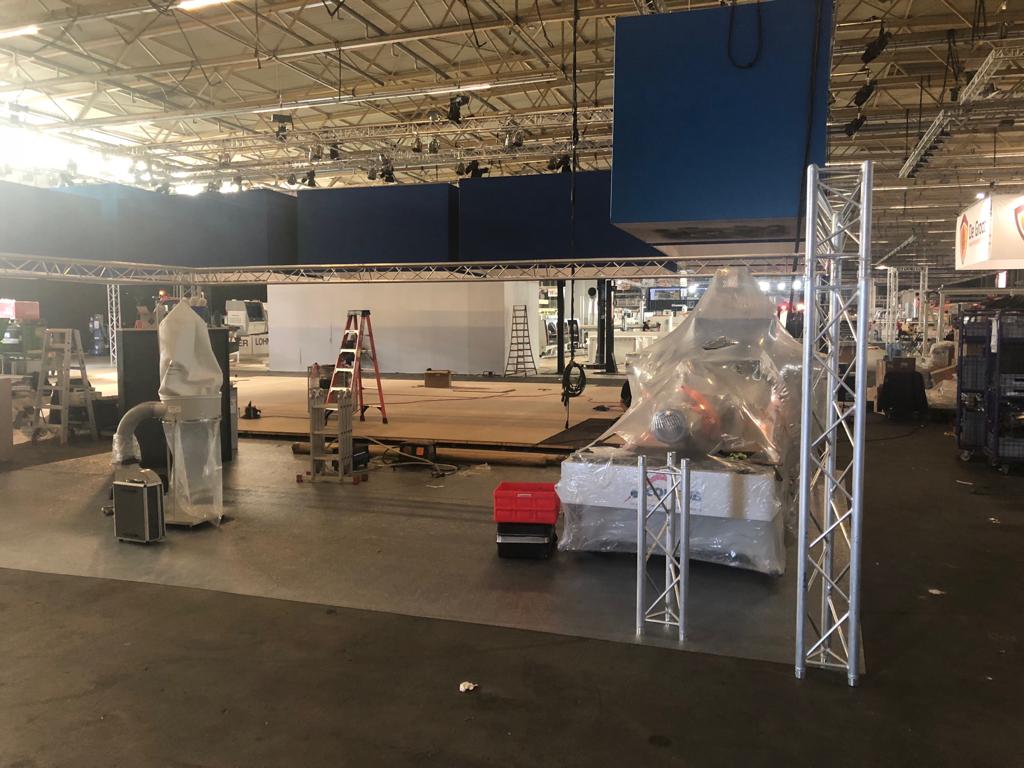 danmarmachines's tweet photo. De beursopbouw is in volle gang! Komt u ook een bezoek brengen aan hal 1 - stand 1262 op 21-25 oktober? Wij presenteren een 3-tal machines van @mcomeva #prowood #gent #beurs #CNC #portaalfrees #formaatzaag Met dank aan #Maasreclameproducties, #StageRoads en #BolkTransportBV! https://t.co/DVh1BybmXo