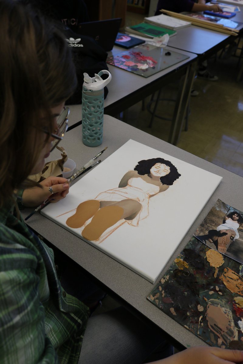 RoccosArtRoom's tweet image. Some progress pictures from #apstudio figure and foreshortening assignment! This is their first oil painting of the year! 😍 #talent #afftonart @AfftonSchools @AfftonHS