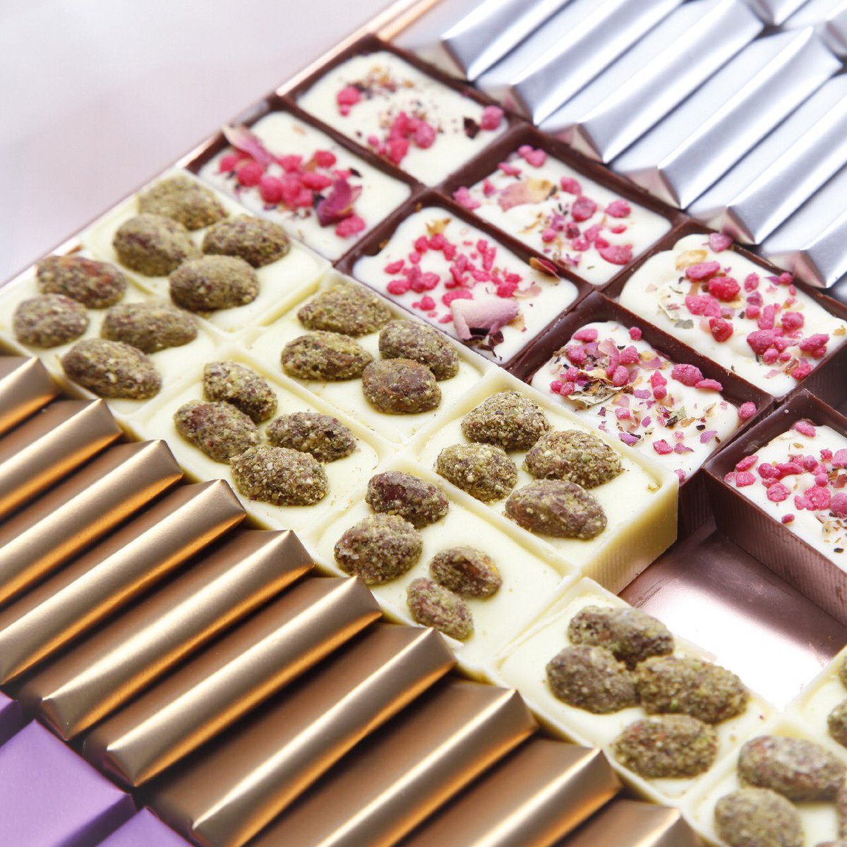 AraqyChocolate's tweet photo. وقت الراحة تحلو مع شوكولاتة أراقي
.
.
Snapchat:mhilalgroup
@mhilalgroup #MHG #araqychocolate #Araqy #UAE #Happiness #Chocolate#dubai#dxb#mydubai#abudhabi#AD#chocolatelover
#مجموعة_محمد_هلال
#رائد_إبداع_إماراتي
#كلنا_نقدر #اراقي #شوكولاتة_أراقي https://t.co/VqR1N88JQV