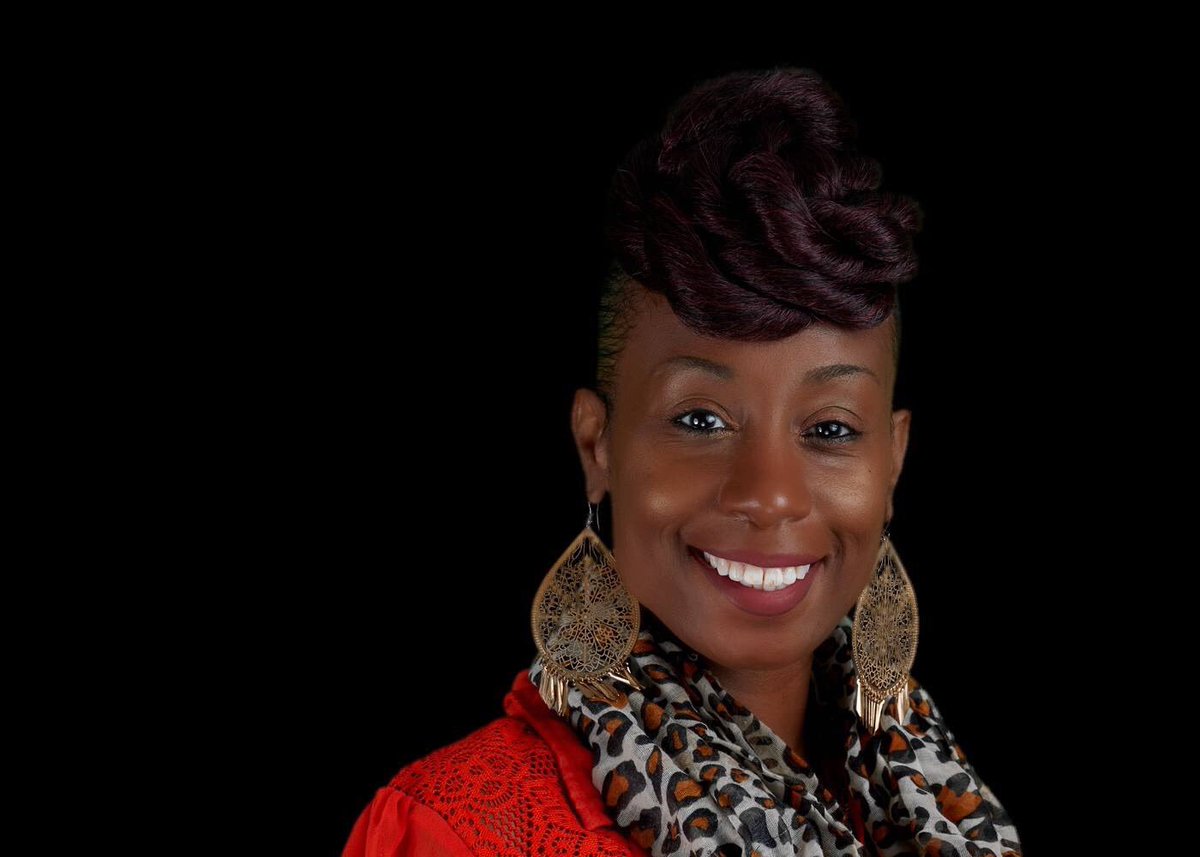 JohnSma68's tweet photo. Do you need help with your brand? Is it about time to update your corporate image, well I can help w, get your professional head shots today! #branding #headshots #corporateimage https://t.co/nRLFHszQwl