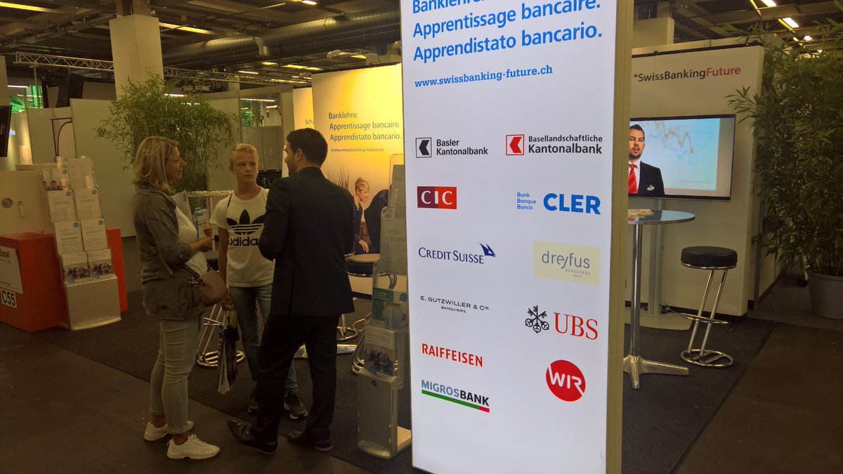 BankenBasel's tweet photo. Am Stand der @Bankenbasel an der Basler Berufsmesse können sich Interessierte über die Berufsmöglichkeiten bei Banken informieren.
@gewerbebasel https://t.co/9C7YOKIScN
