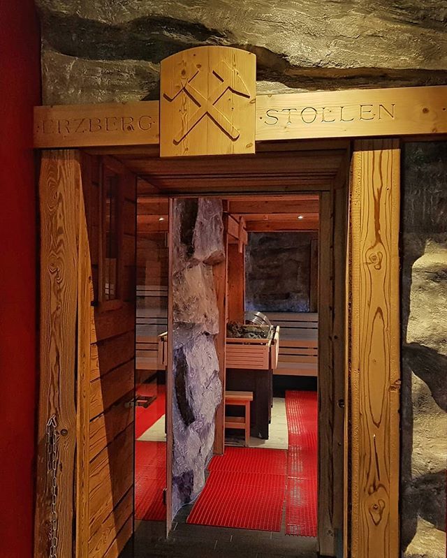 Habt ihr schon unsere neue Sauna getestet? Der "Erzberg Stollen" wurde in der Vorwoche feierlich eröffnet 🎉 Bis zu 80 Grad heiß wird es in unserem Stollen. 🤗
.
Die Region rund um Leoben ist für ihre lange Geschichte im Bergbau bekannt. Bekanntestes S… ift.tt/2CQSVxA