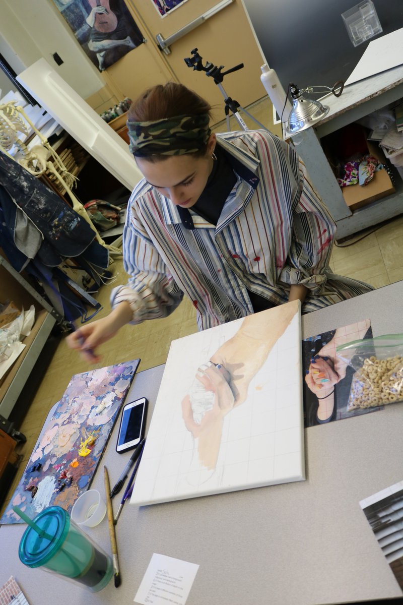 RoccosArtRoom's tweet image. Some progress pictures from #apstudio figure and foreshortening assignment! This is their first oil painting of the year! 😍 #talent #afftonart @AfftonSchools @AfftonHS